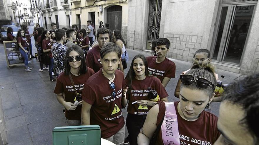 La policía local levanta acta a tres locales en las novatadas