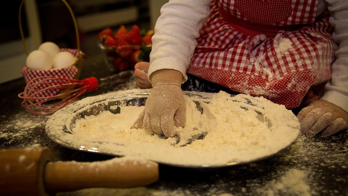 Los niños disfrutarán ayudando en la preparación de este bizcocho.