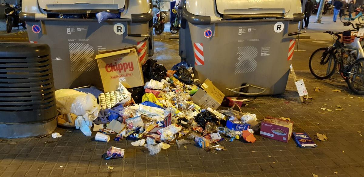 Basura sin recoger en la esquina de la ronda de Sant Antoni con la calle de Tamarit. Foto de la lectora Marta Pascual (Entre Todos).