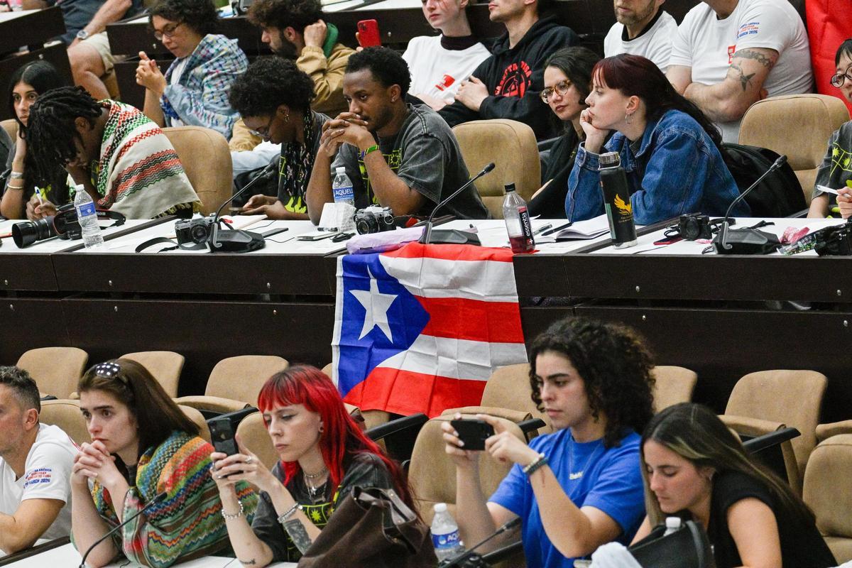 Políticos y activistas  de la iniciativa de solidaridad Convoy Nuestra América,  el viernes en La Habana.
