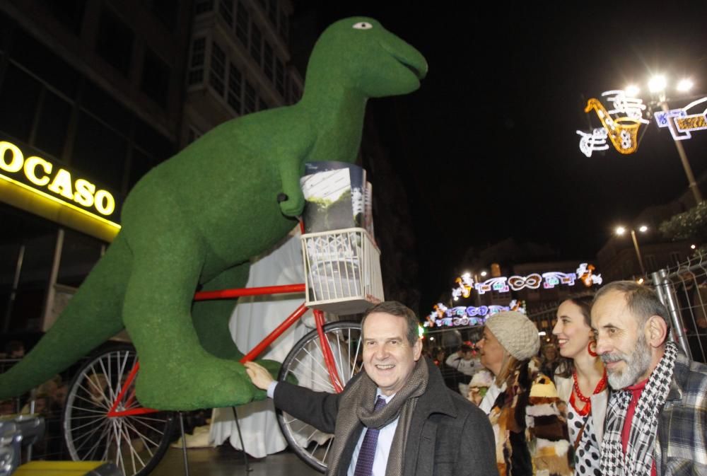 Dinoseto vuelve a ser el protagonista de la ciudad al encarnar la figura del Meco del carnaval vigués