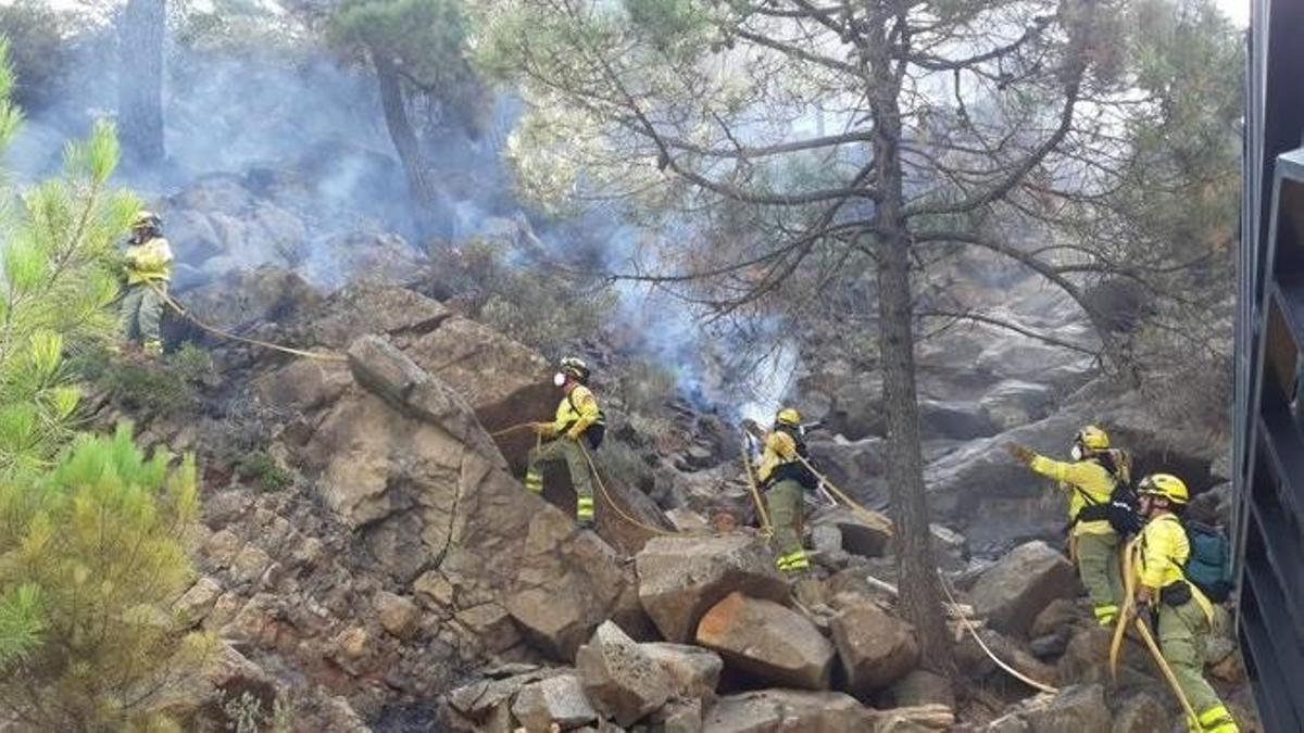 Efectivos del Infoca trabajando en el incendio de Sierra Bermeja