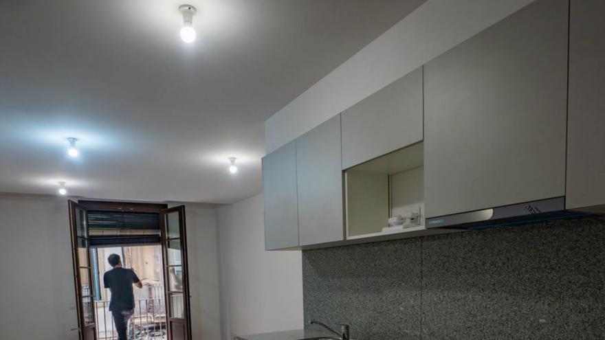 Pis en una finca rehabilitades d’habitatge públic, a Barcelona. | JORDI OTIX