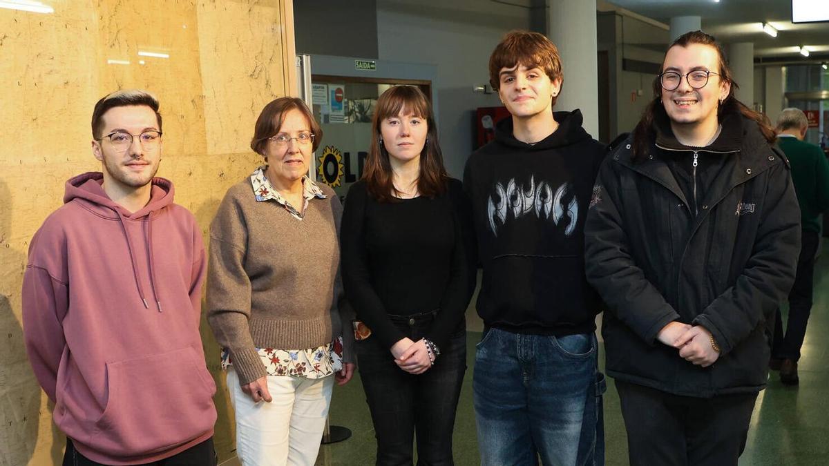 Marcos Dieste, Teresa Amado, Lucía López, Antonio Docando y Arturo Díaz, en la Facultade de Filoloxía de la USC esta semana.