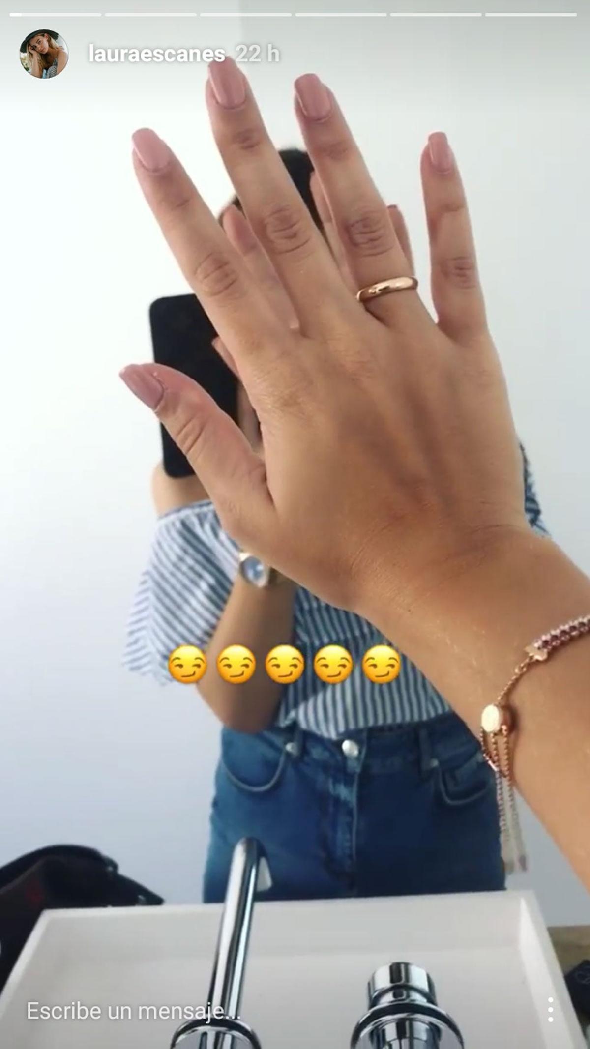 Y Laura... A lo suyo