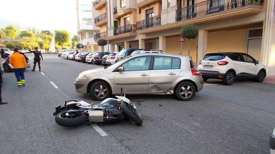 Estado de la moto y el coche tras el choque.