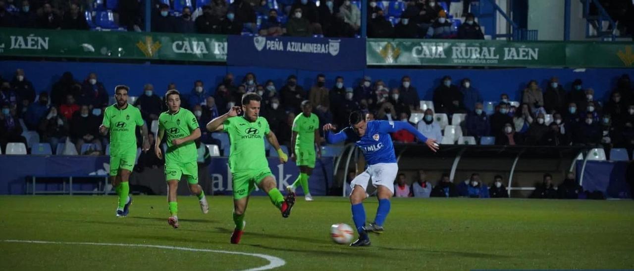 El exbalearico Hugo Díaz dispara a puerta en el primer tanto anotado por el Linares.