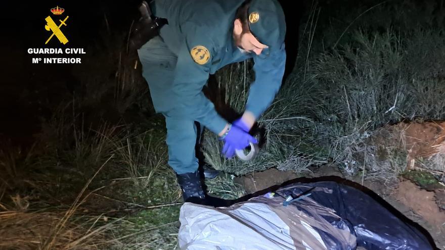 Un hombre cuelga a su perro de la pala de su tractor provocándole la muerte en Sayago