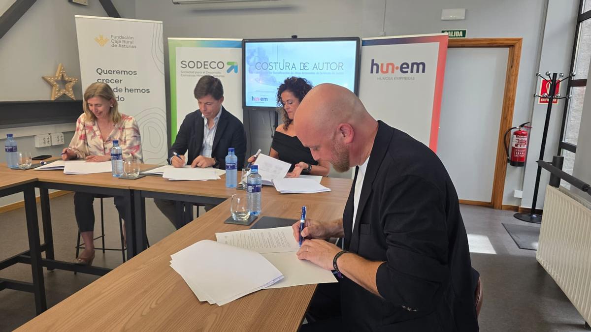 Héctor Jareño, en primer término, durante la firma del convenio.