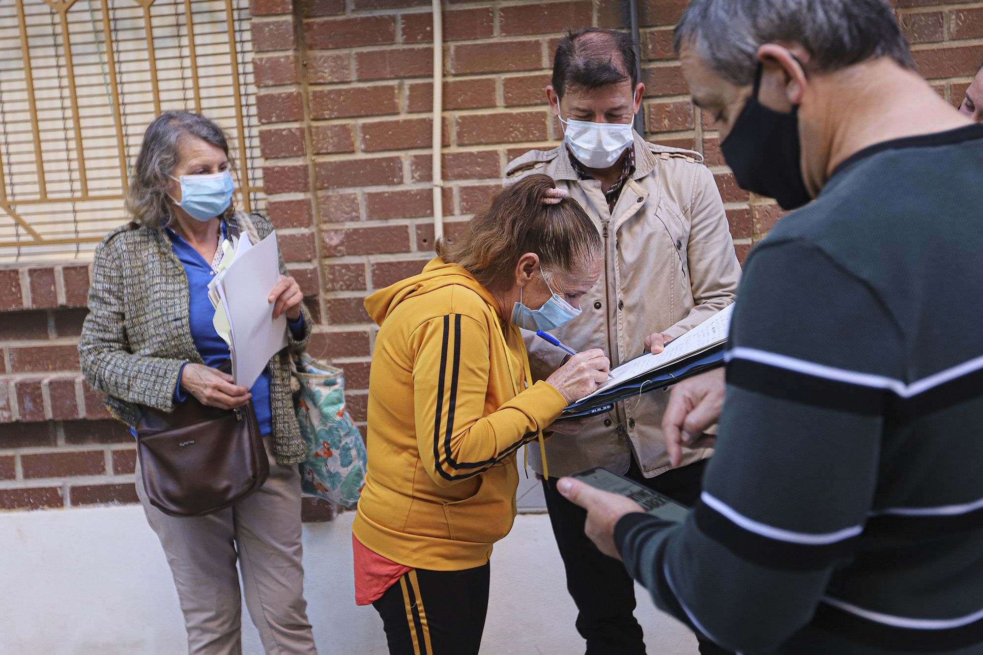 Paralizan el desahucio de tres familias residentes en el mismo edificio de Orihuela