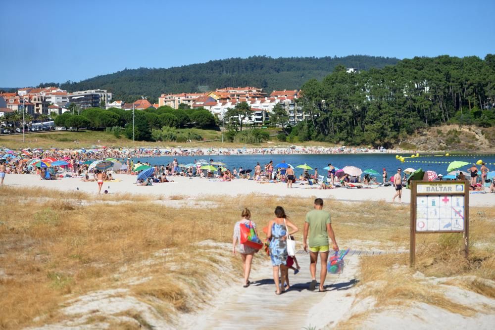 El calor abarrota las playas de Sanxenxo