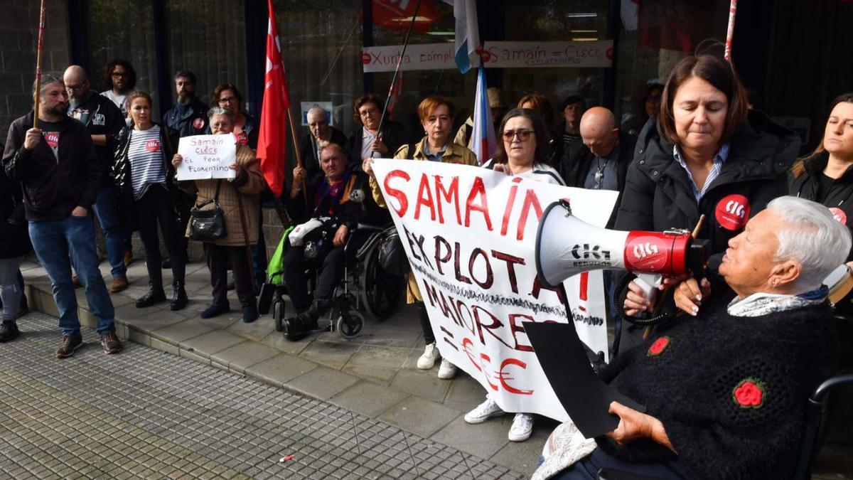 Trabajadores y usuarios de la residencia Concepción Arenal protestan a las puertas del centro, ayer, en A Coruña.  | // VÍCTOR ECHAVE