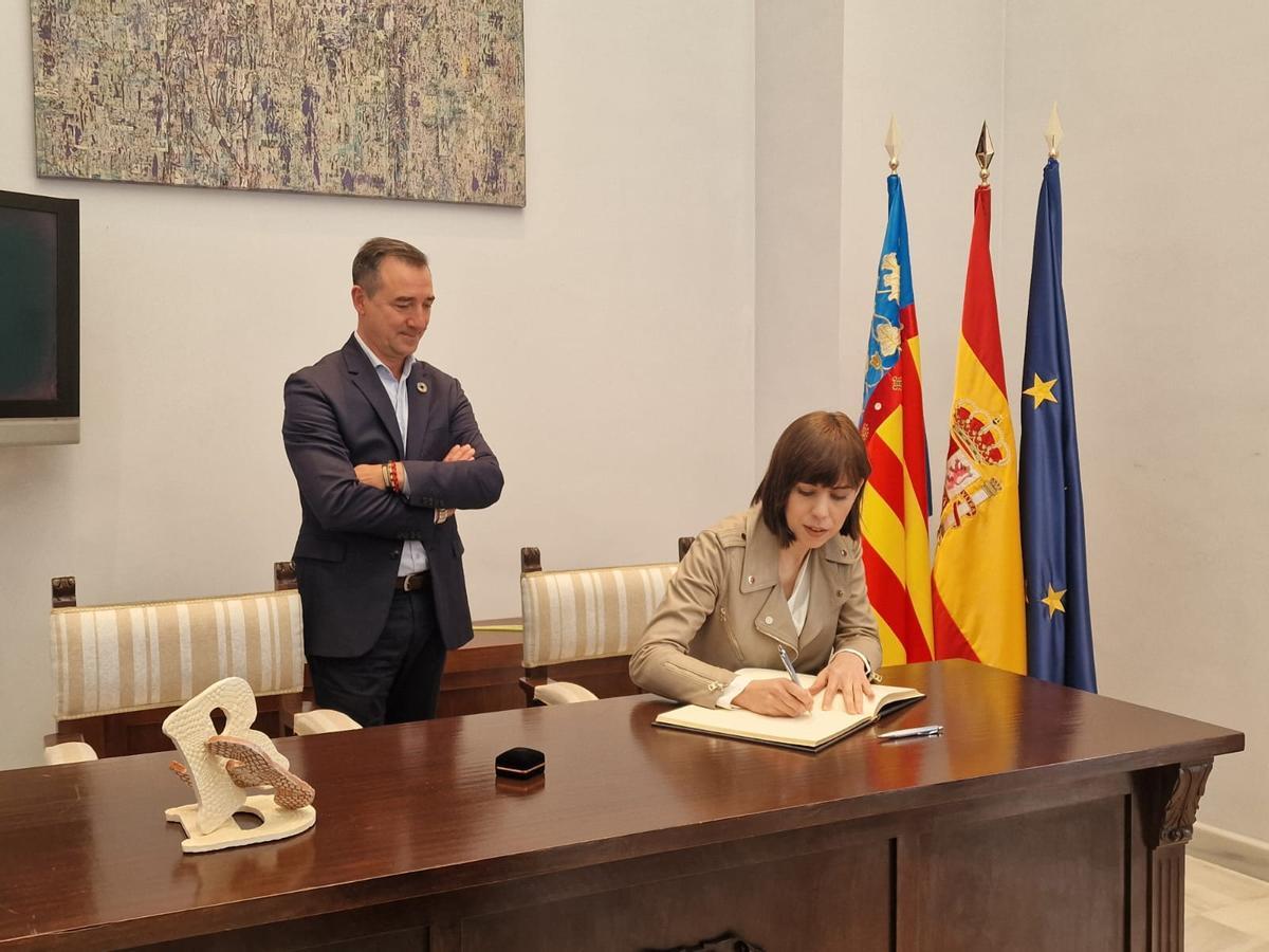 Morant firma en el libro de honor de Riba-roja