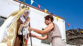 Onalia Bueno entrega el bastón de mando a la Virgen del Carmen de Mogán y la nombra alcaldesa perpetua del municipio
