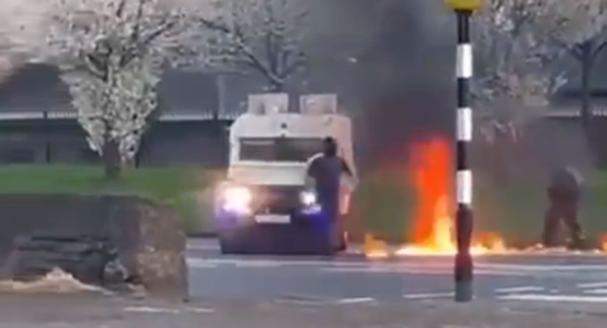 En la imagen, uno de los ataques con cócteles molotov a la Policía.