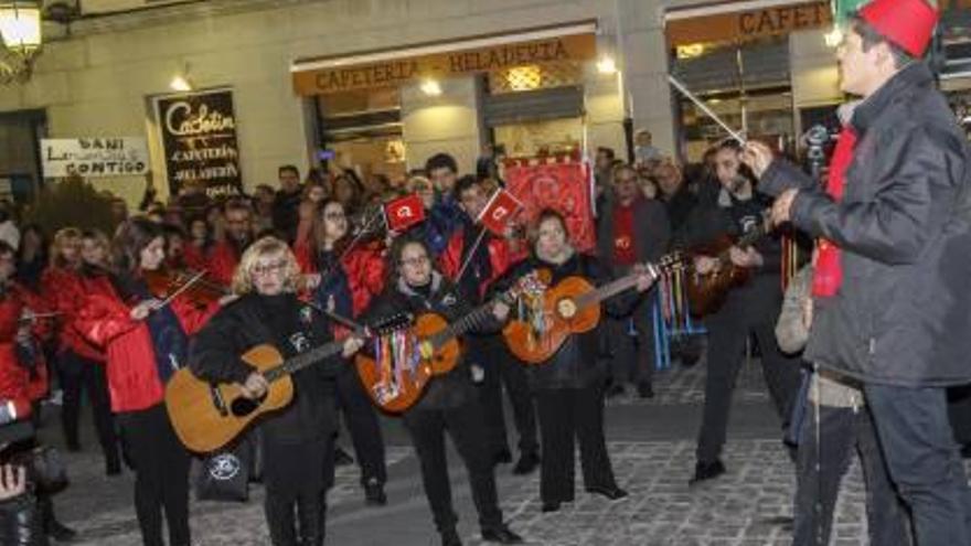 Cientos de músicos desfilan por las calles de Elda en el acto que abre la Media Fiesta de los Moros y Cristianos de Elda.