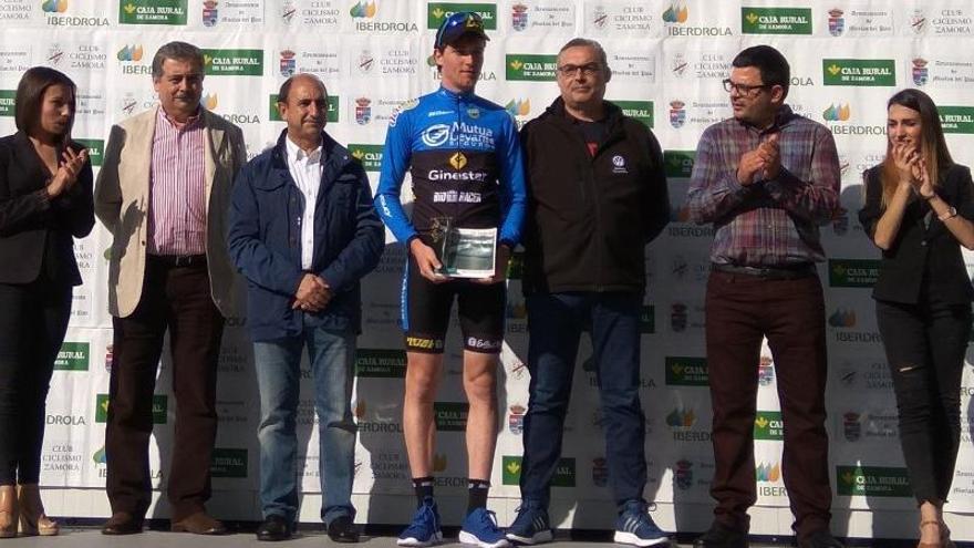 Alejandro Gómiz, en el podio, como ganador de las metas volantes del Trofeo Iberdrola