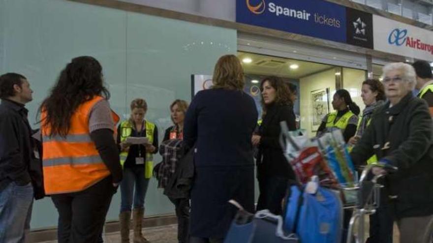 Personal de Spanair manifestándose ayer contra la desaparición en El Altet