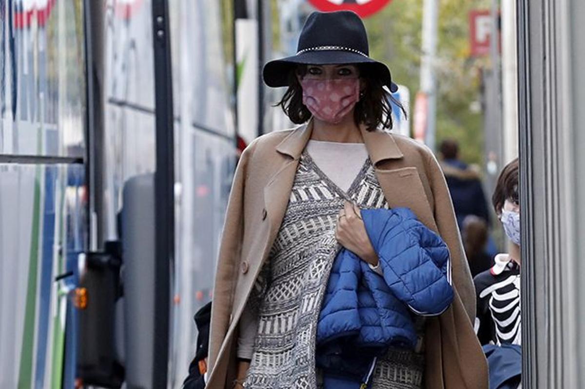 Sara Carbonero caminando por las calles de Madrid