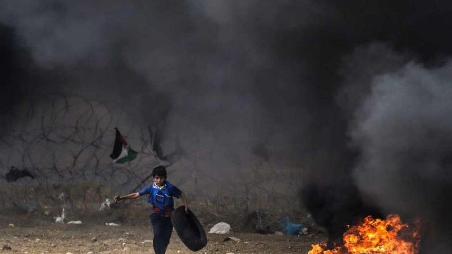 Un niño palestino participando, ayer, en los choques de Gaza con soldados israelíes.