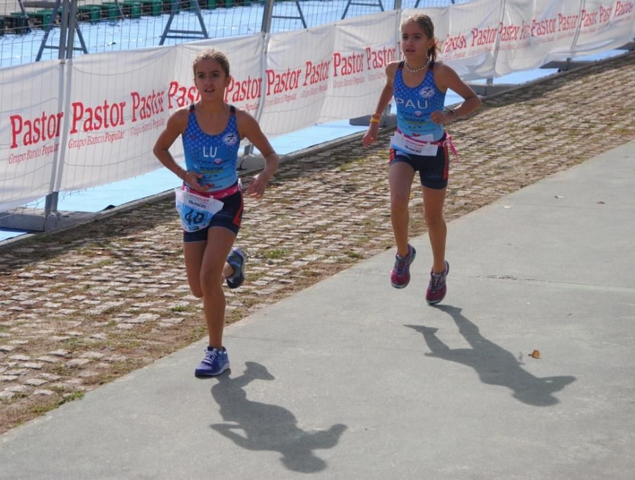 Javier Gómez Noya, padrino de la prueba, entregó las medallas a los más pequeños y firmó autógrafos.