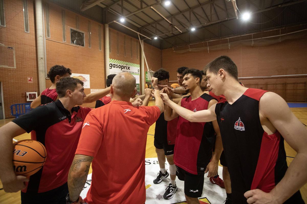 El equipo de baloncesto CB Puerto en un entrenamiento.