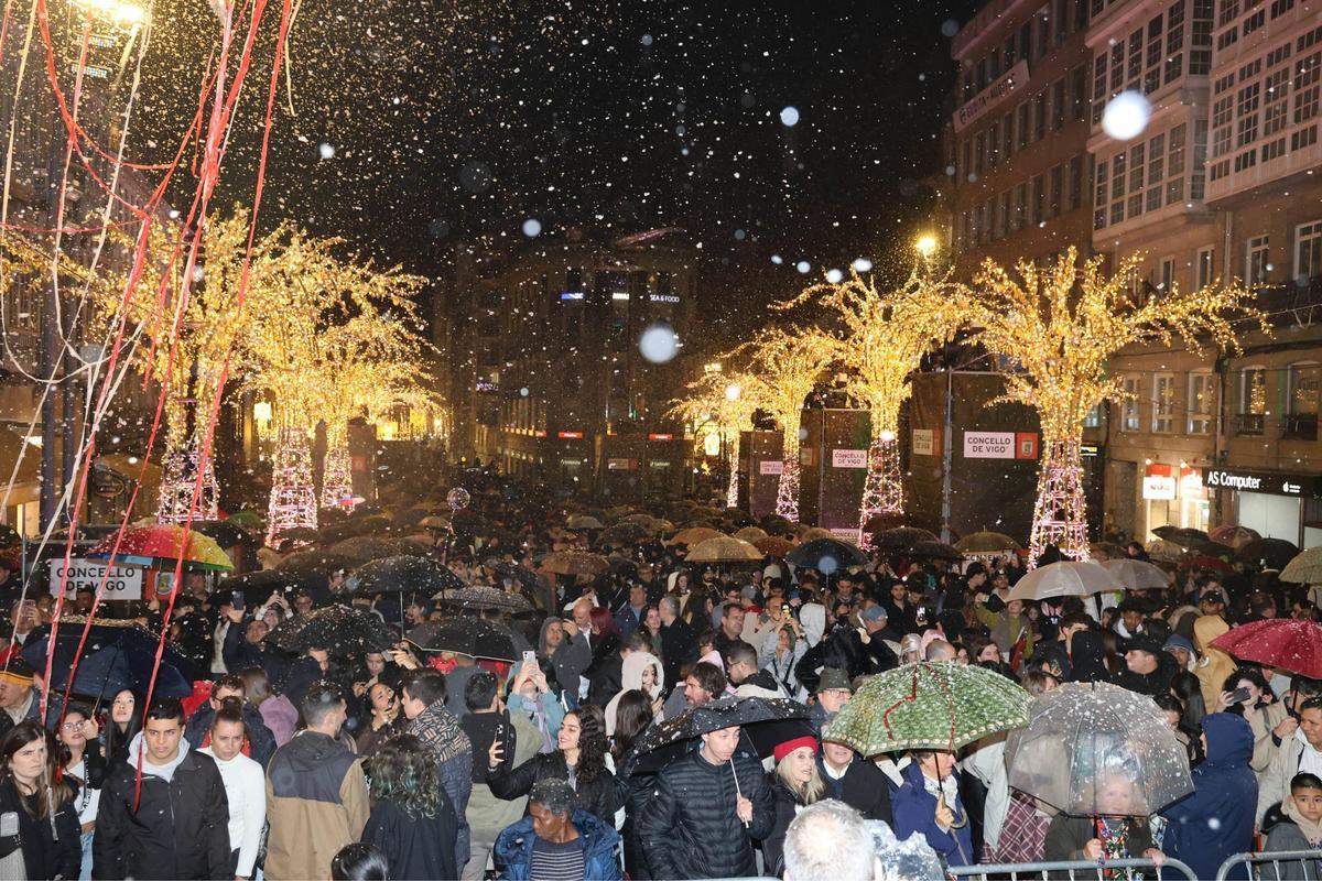 Vigo enciende la Navidad más grande de su historia ante miles de personas