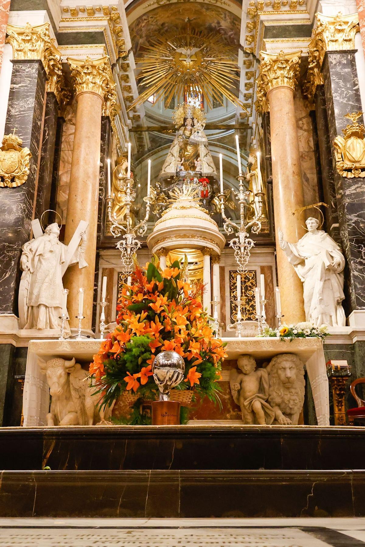 Así ha sido la celebración del título del Valencia Basket en la basílica de la Virgen de los Desamparados