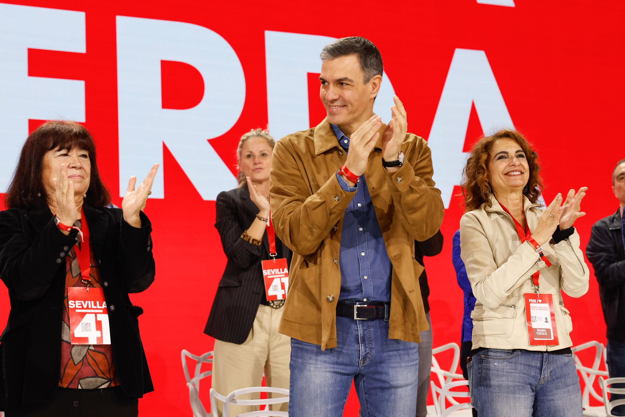 El presidente del Gobierno, Pedro Sánchez (c), la presidenta del PSOE, Cristina Narbona (i) y la vicepresidenta primera, María Jesús Montero (d), durante el congreso federal.