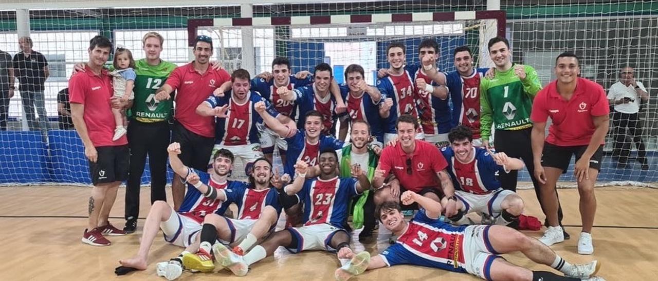 Los jugadores de Agustinos celebran una victoria