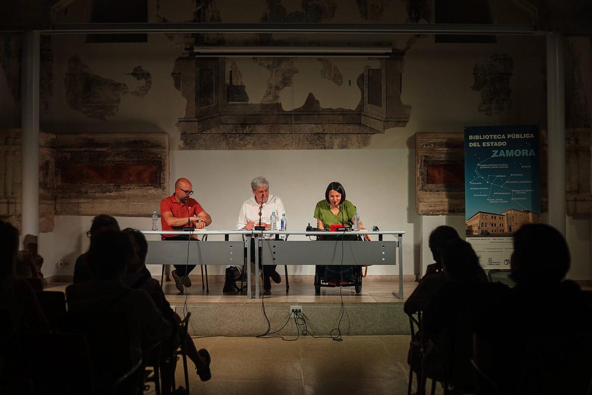 Zamora. El escritor Gregorio G. Olmos presenta en la Biblioteca pública, su libro El Hospital de la Piedra, obra finalista del XLV Premio de Novela Felipe Trigo