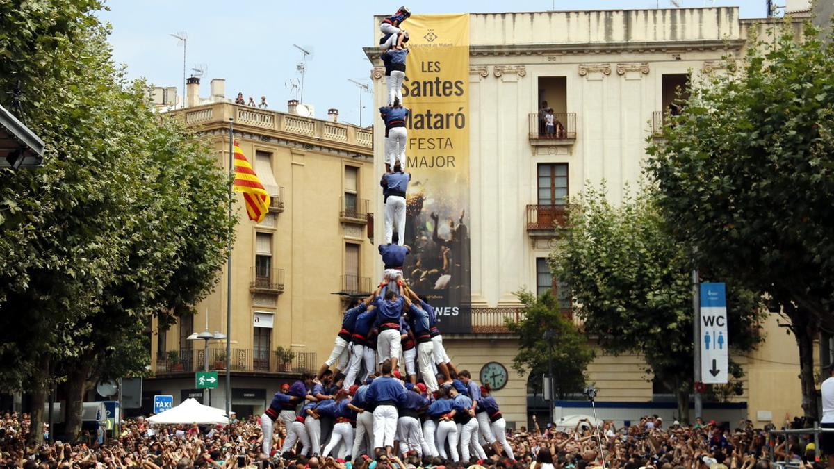 La 'torre de nou amb folre i manilles' de los Capgrossos de Mataró en La Diada de Les Santes de 2017, este pasado domingo.