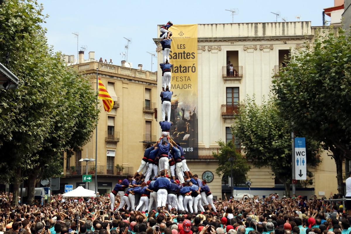 La torre de nou amb folre i manilles dels Capgrossos de Mataró a la diada de les Santes de 2017, aquest diumenge.