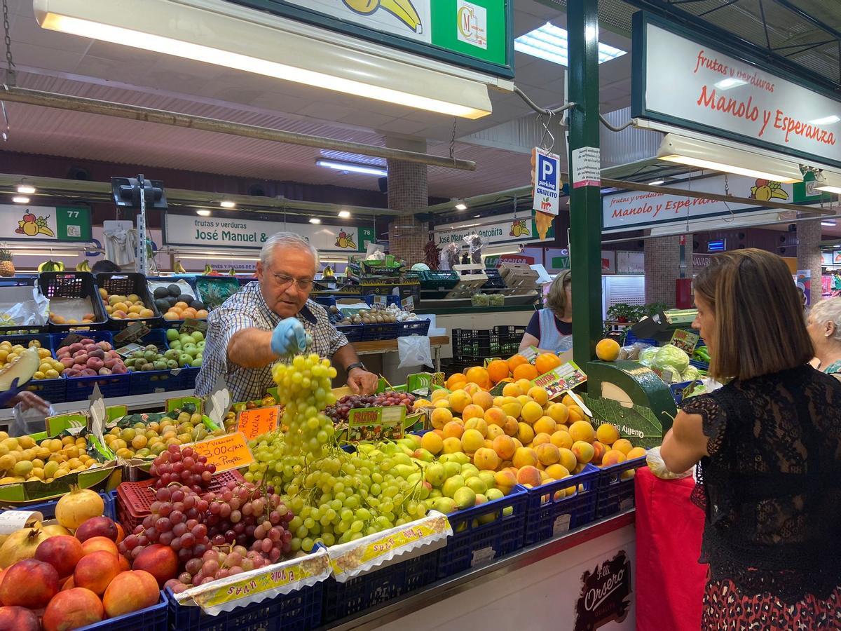 Venta de uva de mesa en uno de los puestos del Mercado Central de Elda.