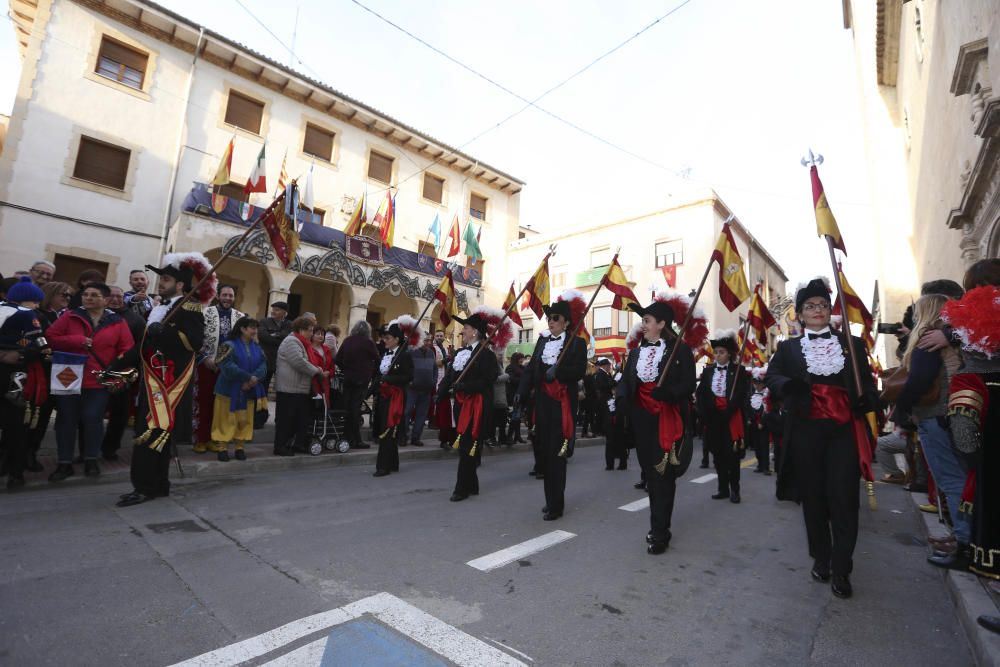 El desfile de La Entrada da la bienvenida a los Moros y Cristianos de Sax