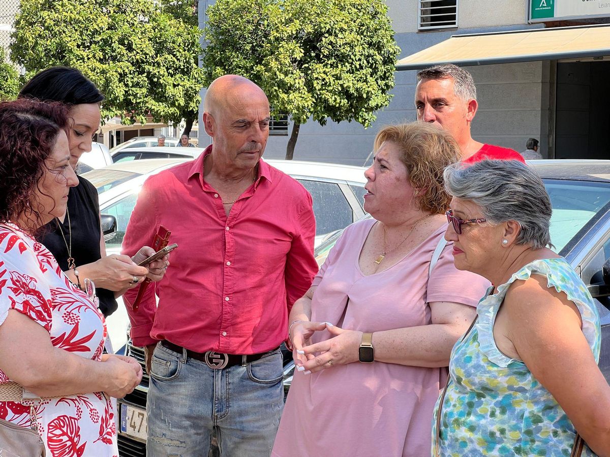 Alicia Moya, Rafi Crespín y Antonio Hurtado con vecinas de Fátima.