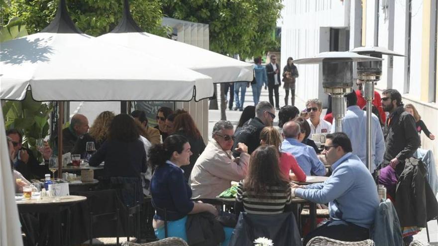 Los vecinos exigirán a Urbanismo la ordenación de veladores en la Ribera
