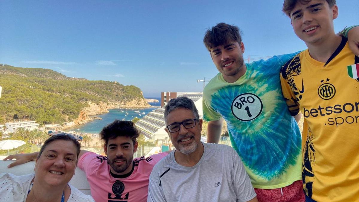 Disfrutando en su hotel en el Port de Sant Miquel.