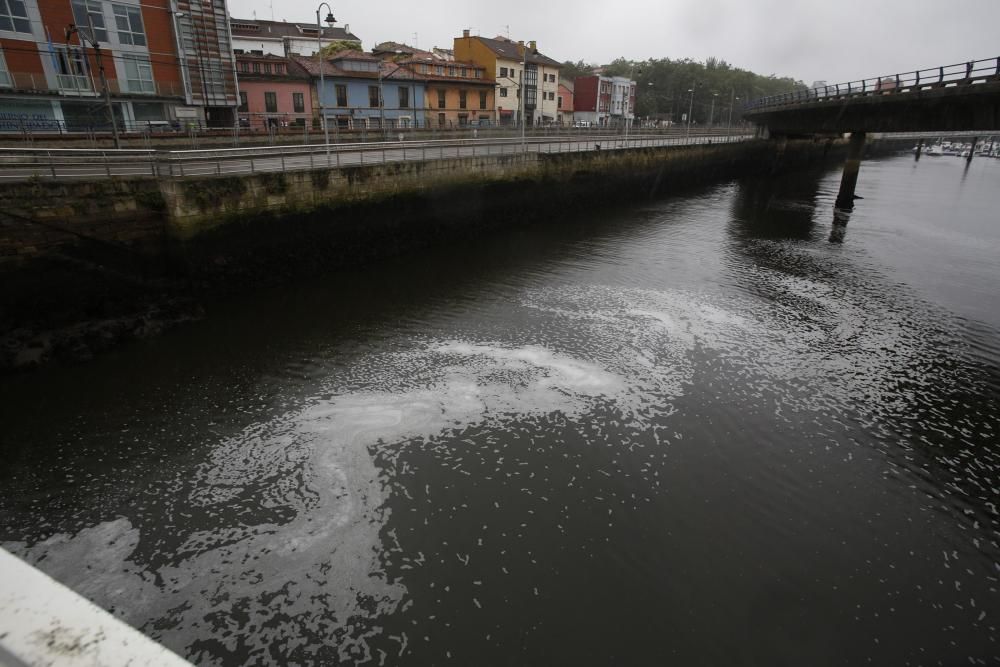 Vertido en la ría de Avilés