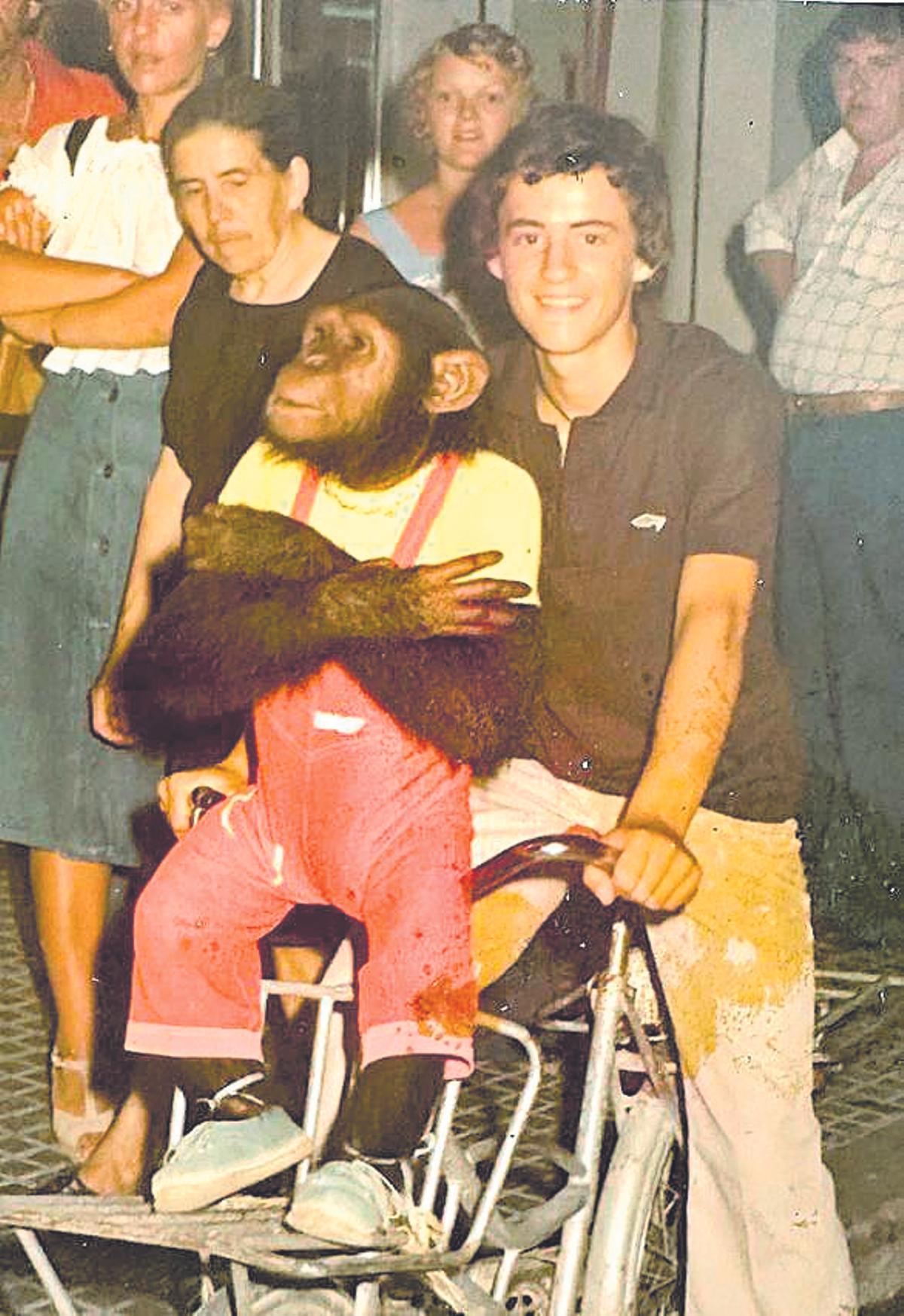 Nico Prats Valdés, con el famoso mono.