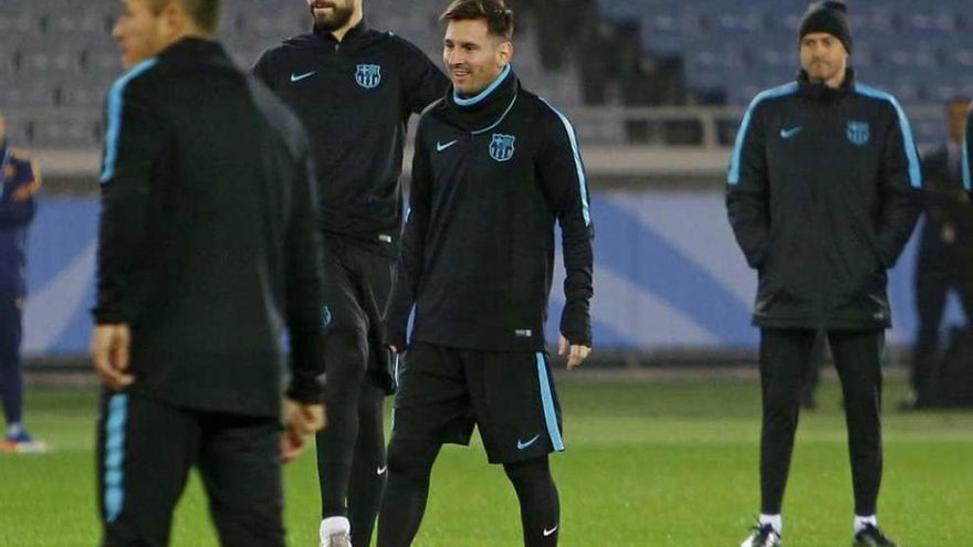 Piqué y Messi, con Luis Enrique al fondo, ayer durante el entrenamiento del Barcelona. // Yuya Shino