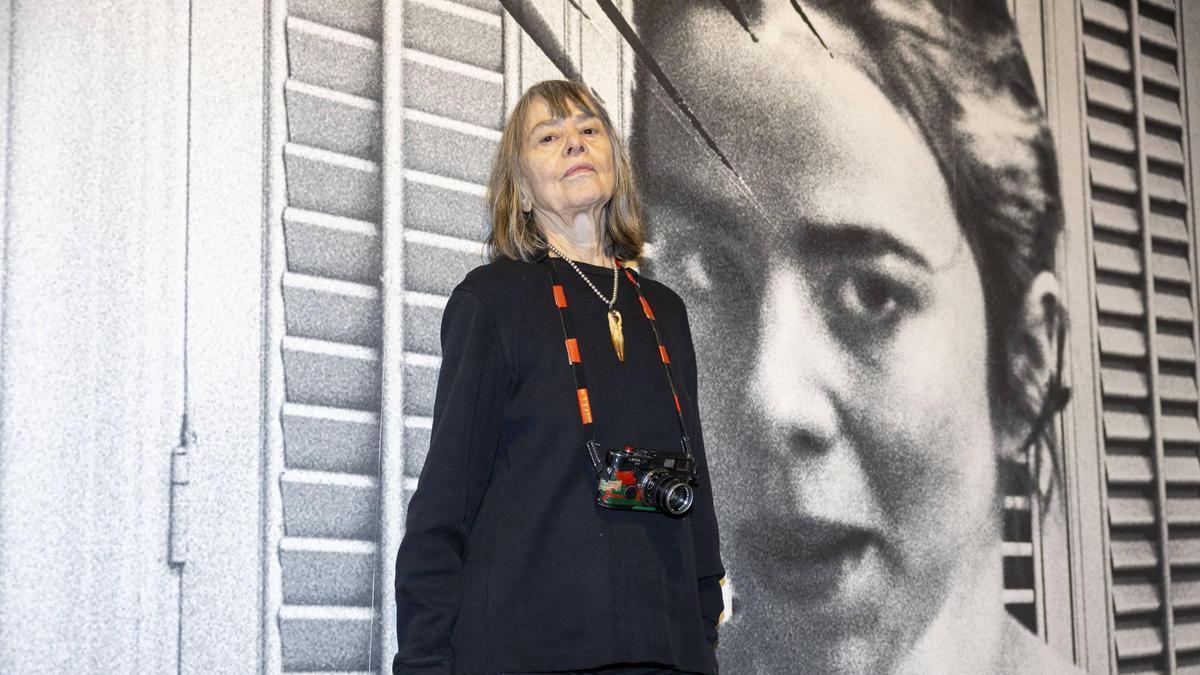 Donna Ferrato posa frente a una de sus fotografías expuestas en el Casal Solleric