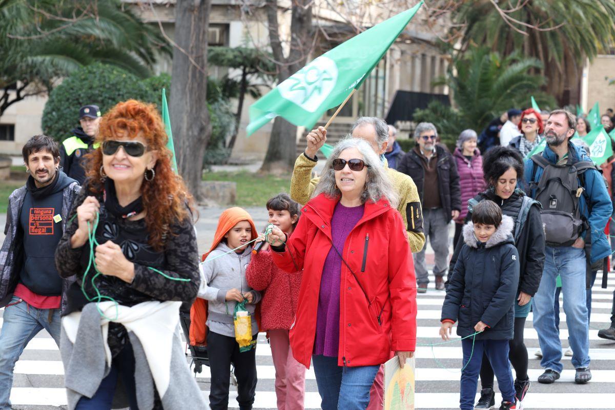 Cadena humana en Zaragoza en defensa de Canal Roya - El Periódico de Aragón