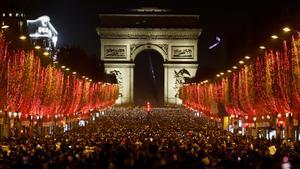 Los Campos Elíseos de París, iluminados durante las fiestas de Navidad