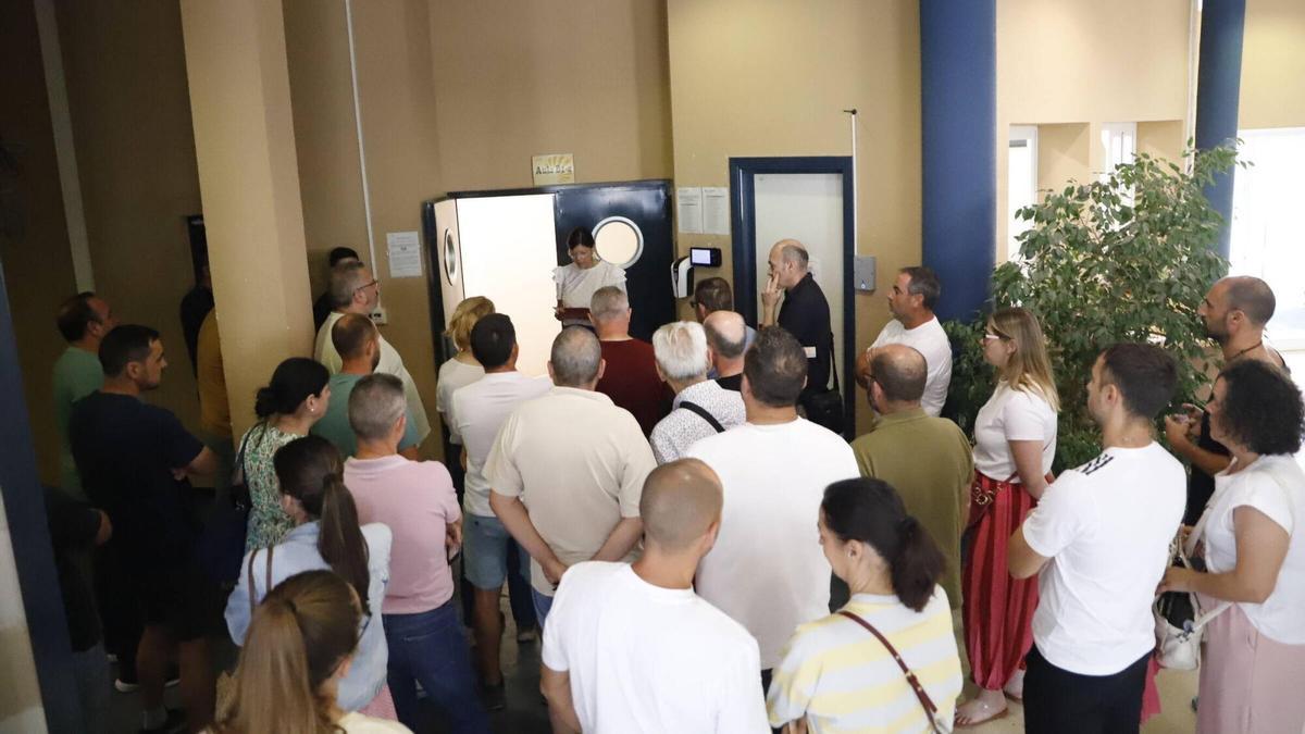 Aspirantes a la oposiciones del Ayuntamiento en Rabanales, donde realizarán el examen.