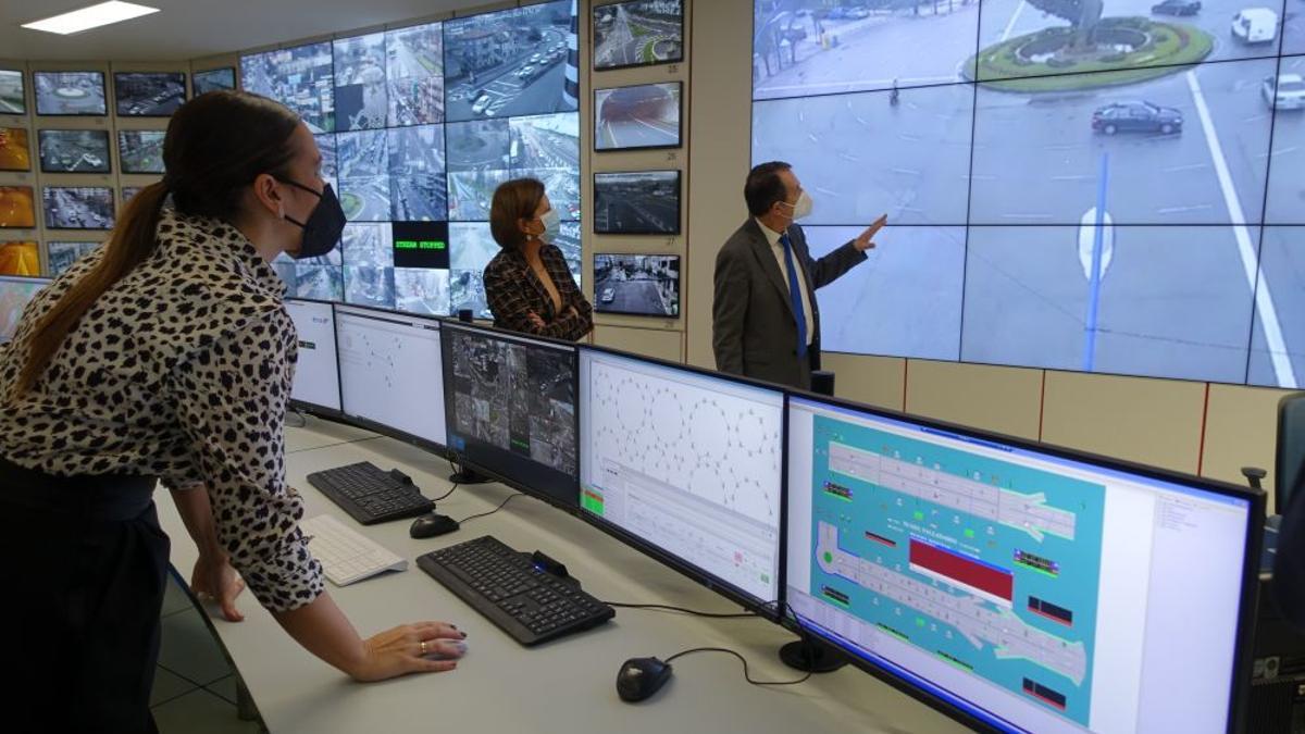 El alcalde, Abel Caballero, en la sala de control de Tráfico del Concello de Vigo.