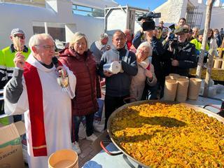 Vinaròs celebra Sant Sebastià con una multitudinaria romería y las paellas