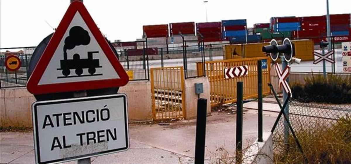Un dels últims passos a nivell a Barcelona per a trens de mercaderies a la Zona Franca. Un dels últims passos a nivell a Barcelona per a trens de mercaderies a la Zona Franca.