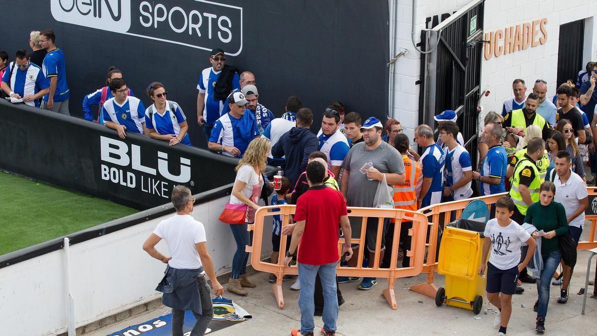 Acceso de los seguidores del Hércules al Antonio Puchades antes de un derbi contra el Valencia Mestalla.