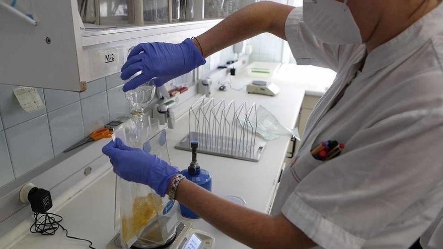 Inspectores de Salud Pública en un laboratorio